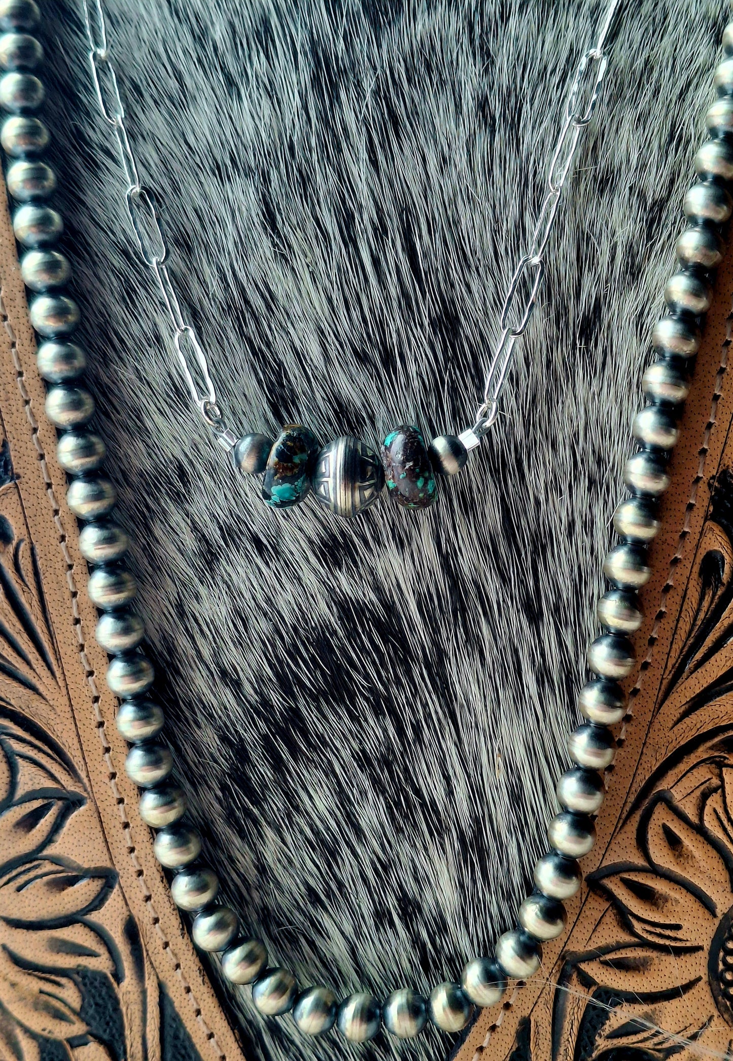 Hubei & Stamped Pearl Necklace