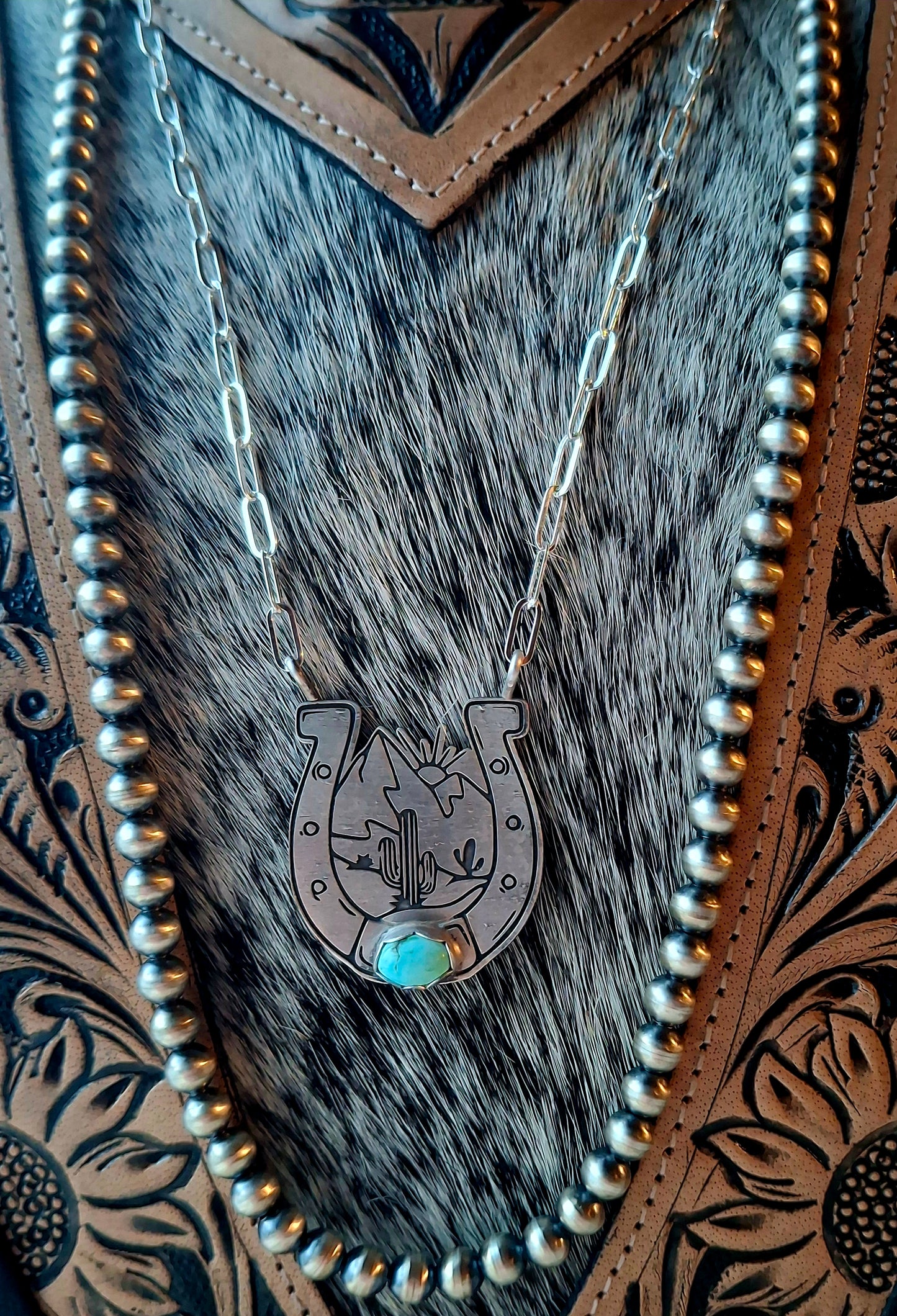 Hubei Desert Horseshoe Necklace