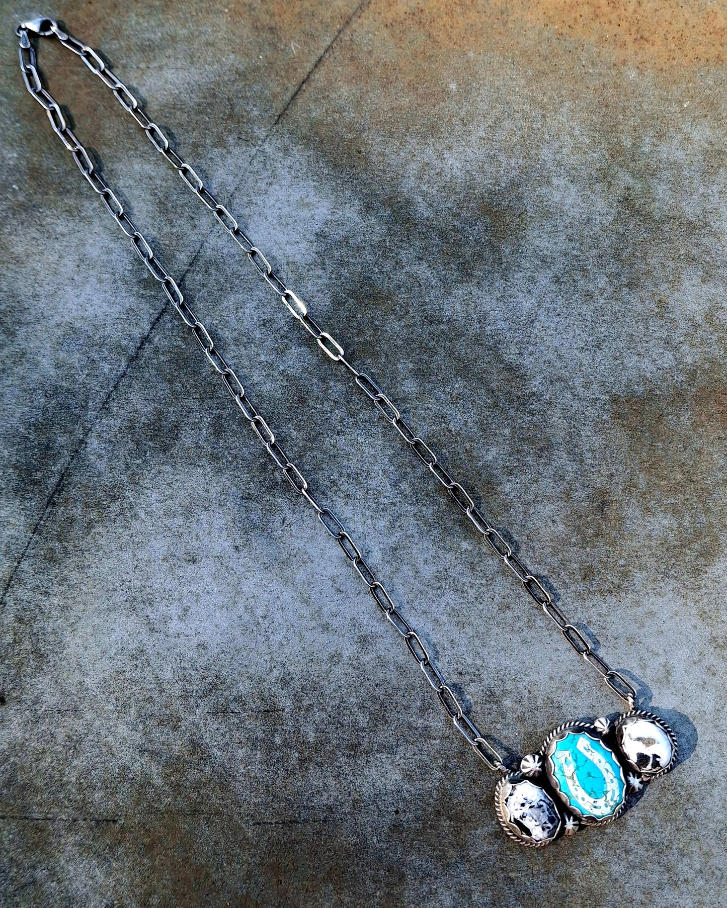 White Buffalo/Etched Hubei Horseshoe Bar Necklace